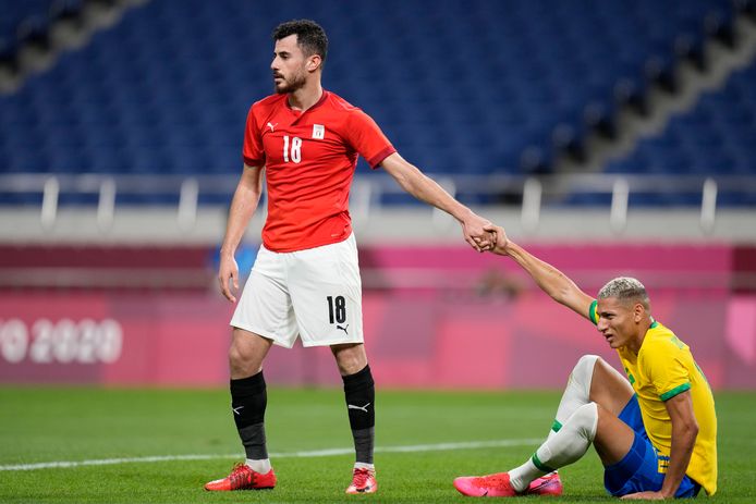 Mahmoud El Wench (Egypte) heeft Richarlison (Brazilië) een hand tijdens de kwartfinale van het voetbaltoernooi.