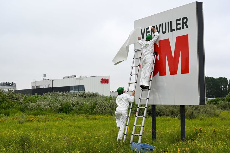 Een tiental leden van de milieuorganisatie Greenpeace voert actie op de gebouwen van het chemiebedrijf 3M in Zwijndrecht. Enkele actievoerders klimmen op het dak met een spandoek waarop de tekst ‘de vervuiler betaalt!’ staat. Beeld ID PATRICK DE ROO