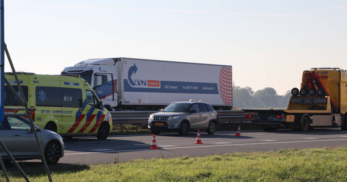 Auto's botsen op A59 bij Waspik: grote schade en file richting knooppunt Hooipolder