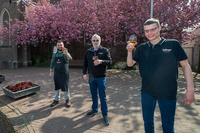 Jan Brouwers, uitbater van dorpshuis De Schalm, breidt het wijkhuis uit met een terras. Jan (midden) proost vast samen met Okan (links) en Stef