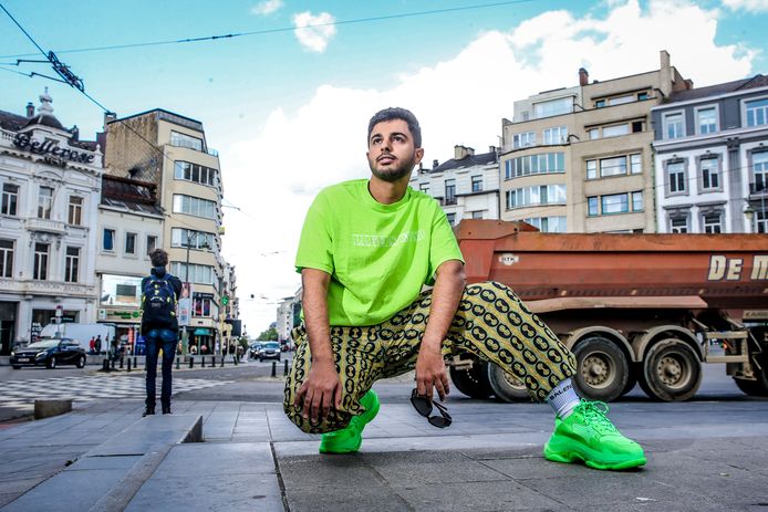 Rashid: “Je treft me op een ongelegen moment. Normaal draag ik altijd Balenciaga, maar nu heb ik snel een T-shirt en broek van Urban Outfitters aangetrokken omdat ik naar de winkel moest. Mijn sneakers en sokken komen wél van het Spaanse merk.”