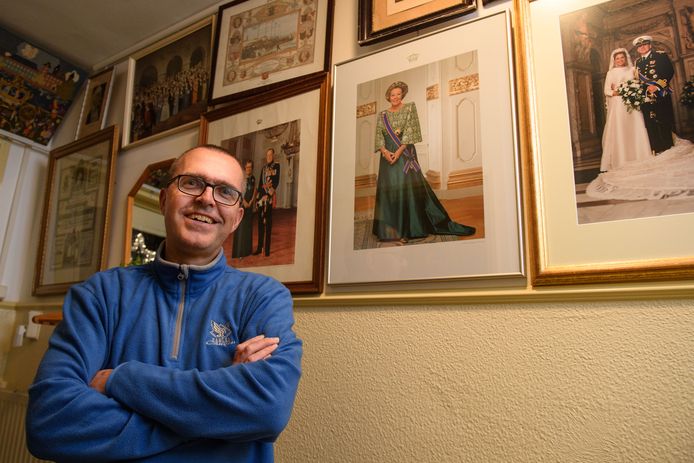 De hal van de rijtjeswoning van  de Nijverdalse Oranjefan Wilbert Slooijer wordt gedomineerd door foto's van leden van het koninklijk huis.