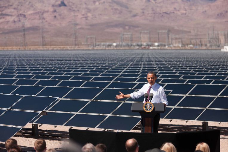 VS-president Obama opent in 2012 een enorme zonneweide in de woestijn van Nevada. Rond 2035 zouden deze panelen aan vervanging toe kunnen zijn. Beeld Witte Huis/Lawrence Jackson