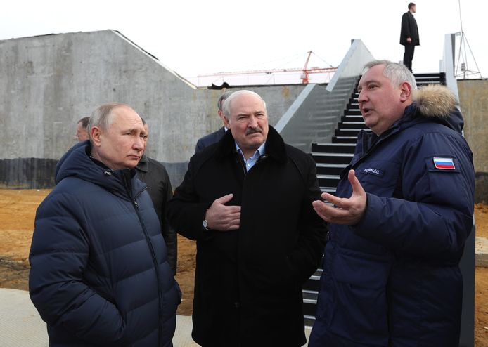 Dmitri Rogozin toen hij nog aan het hoofd stond van Roskosmos, in een gesprek met presidenten Poetin en Loekasjenko.