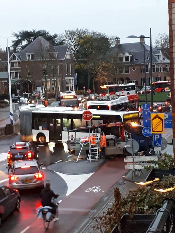 Het verkeer loopt vast als er teveel bussen over de Koningsweg gaan, en dan vooral rondom de ovonde.