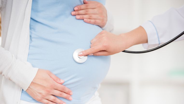 Na vaccinatie geeft de moeder antistoffen door aan placenta. Beeld thinkstock