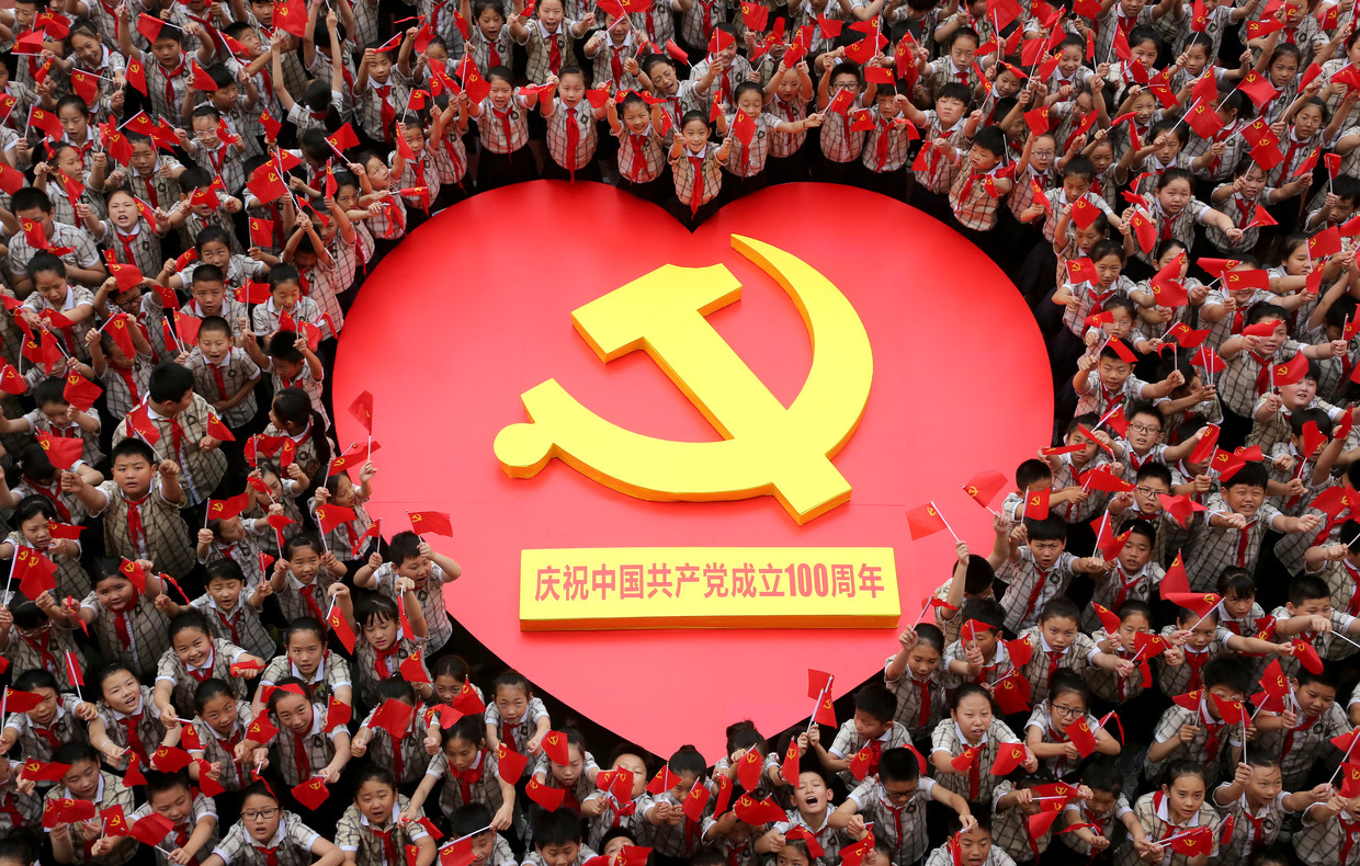 Leerlingen van een lagere school in Zaozhuang, in het noordoosten van China, zingen voor het 100-jarig jubileum van de partij, 22 juni. Beeld Costfoto / Barcroft Media via Getty