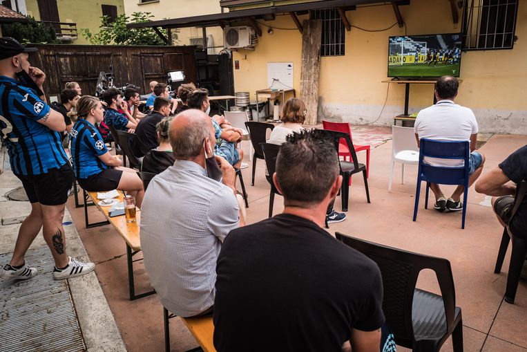 Supporters van Atalanta volgen donderdag de met 2-0-gewonnen wedstrijd tegen Napoli in de binnenplaats van supportersbar Zini. Beeld Nicola Zolin 