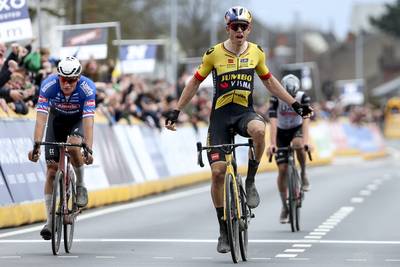 Klaar voor de Ronde: Van Aert wint geweldige E3 Saxo Classic na koninklijk sprintje tegen Van der Poel en Pogacar