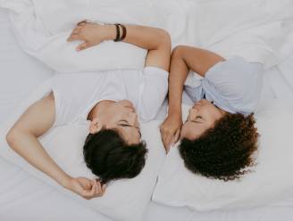 ‘Ik slaap links’: aan welke kant van het bed je slaapt, zegt veel meer dan je zou denken  