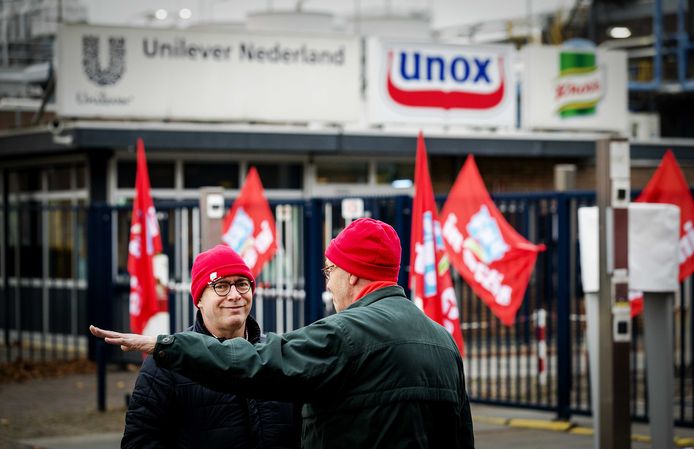 Unox-werknemers vandaag bij de fabriek in Oss. De medewerkers staken voor de derde keer in minder dan een week. Ze protesteren tegen de verslechtering van hun arbeidsvoorwaarden.