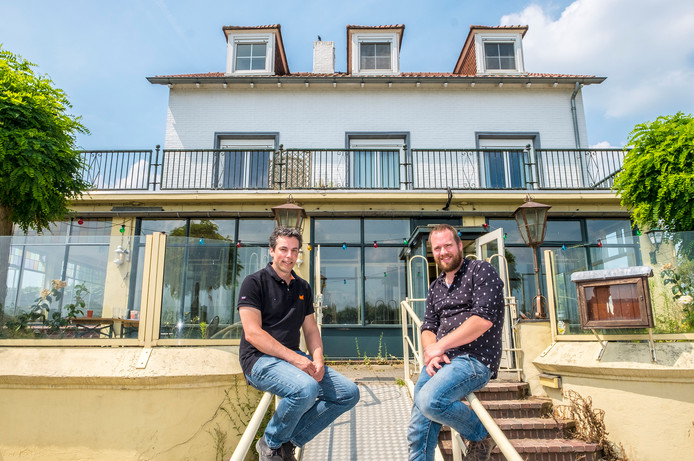 Arjen Gesterkamp (links) en Maarten Pillen hebben het Veerhuis in Oeffelt gekocht.