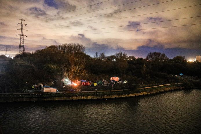 De migranten leefden in tenten langs het kanaal.