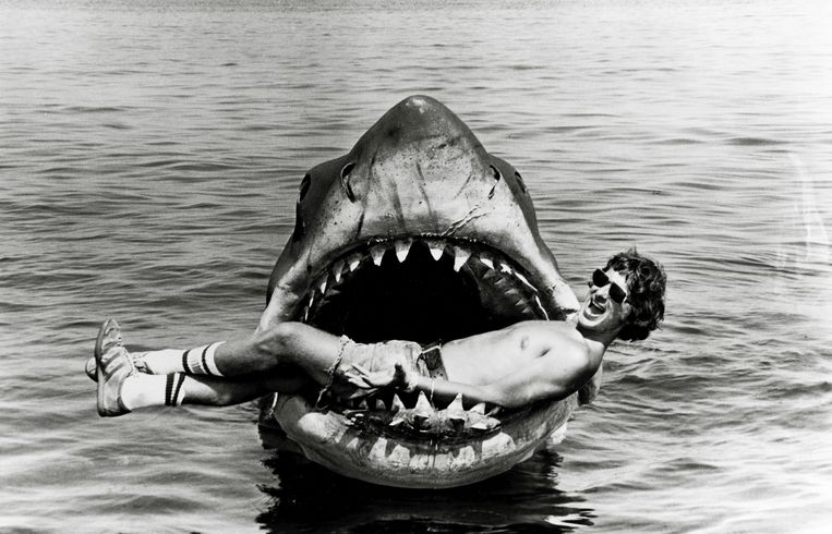 Regisseur Steven Spielberg op de set van 'Jaws'. Beeld © The Hollywood Archive