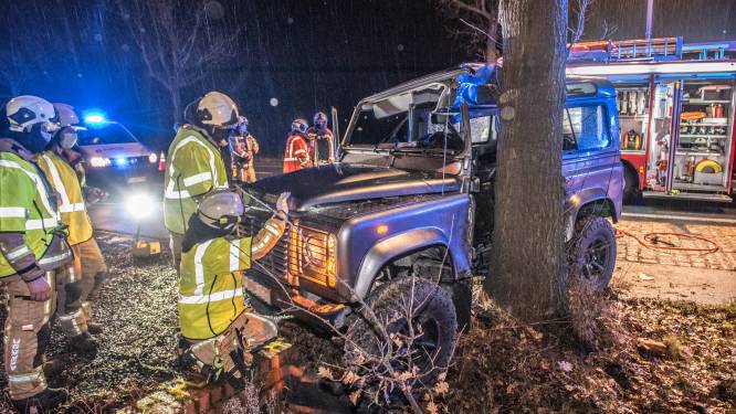 Terreinwagen crasht tegen boom: brandweer moet chauffeur bevrijden