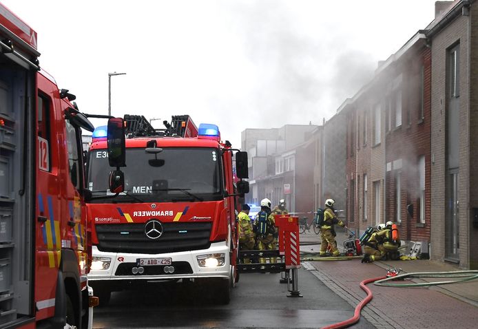 De brand in een rijwoning langs de Vrijstraat in Moorsele ging gepaard met nogal wat rookontwikkeling.