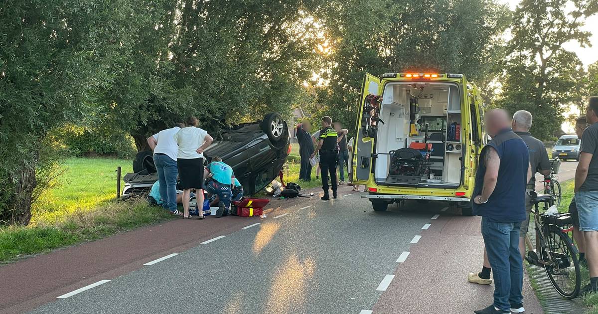 Persoon gewond bij botsing tussen auto en trekker in Lunteren.