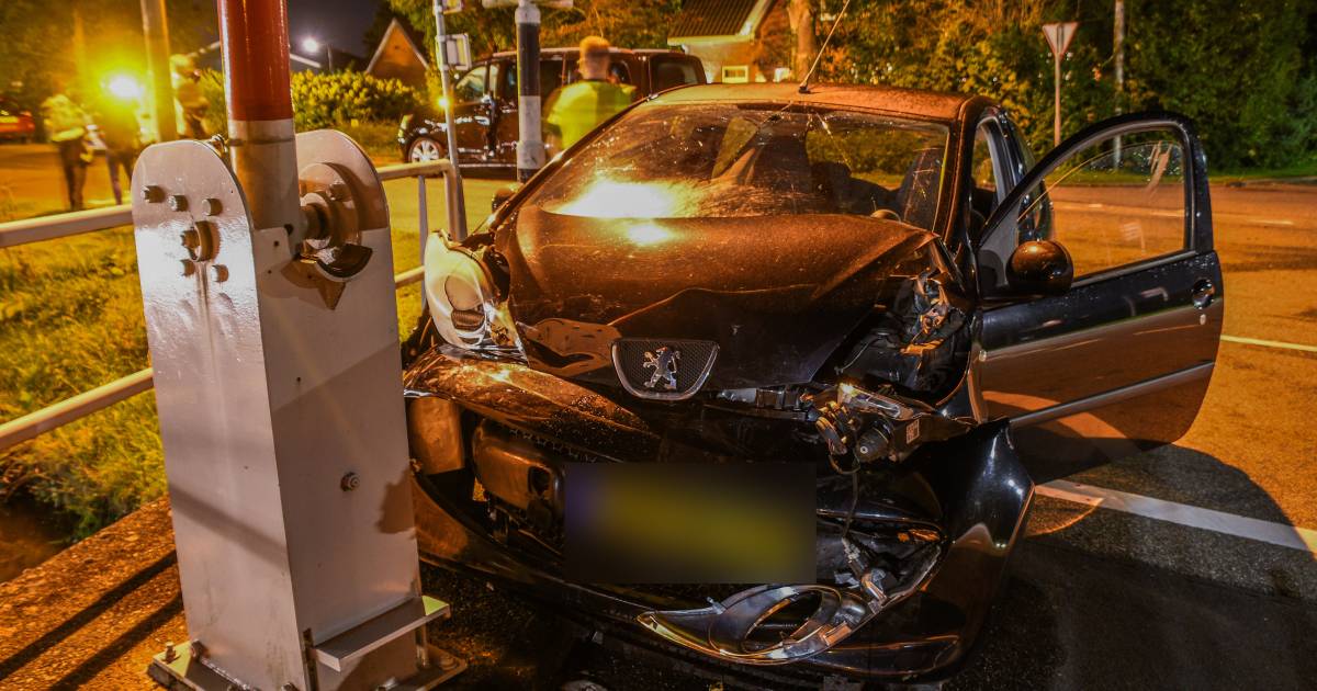 Auto knalt tegen slagboom van brug na botsing met busje, bestuurder gewond | 112 nieuws Woerden