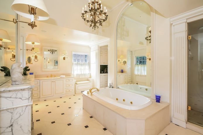 De badkamer heeft de allures van een elegante spa.