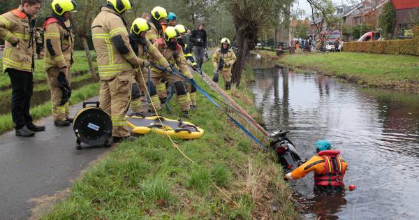 Brandweer rukt massaal uit voor scooter in de sloot in Nieuw-Lekkerland.