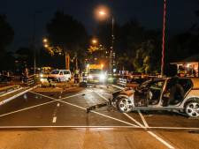 Automobilist crasht met hoge snelheid op Prins Hendrikbrug, politie zoekt getuigen