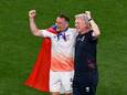 Vladimir Coufal viert met West Ham-trainer David Moyes de winst.