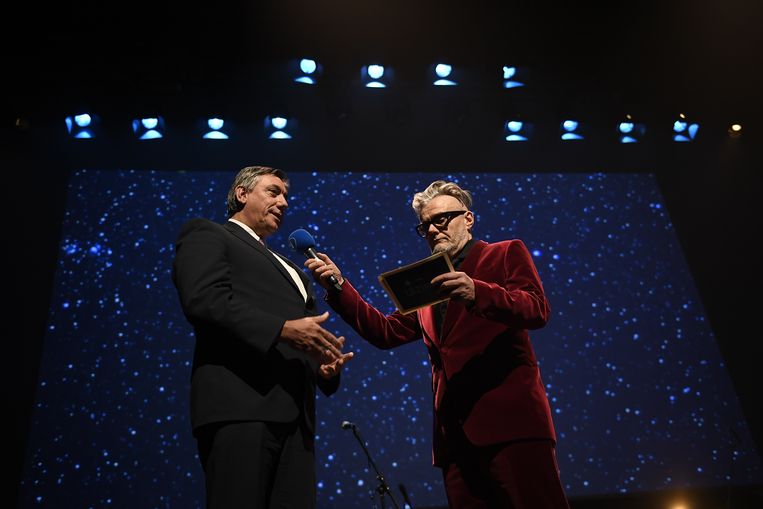Jan Jambon en Marcel Vanthilt tijdens de uitreiking van de Ultimas gisteravond. Beeld BELGA