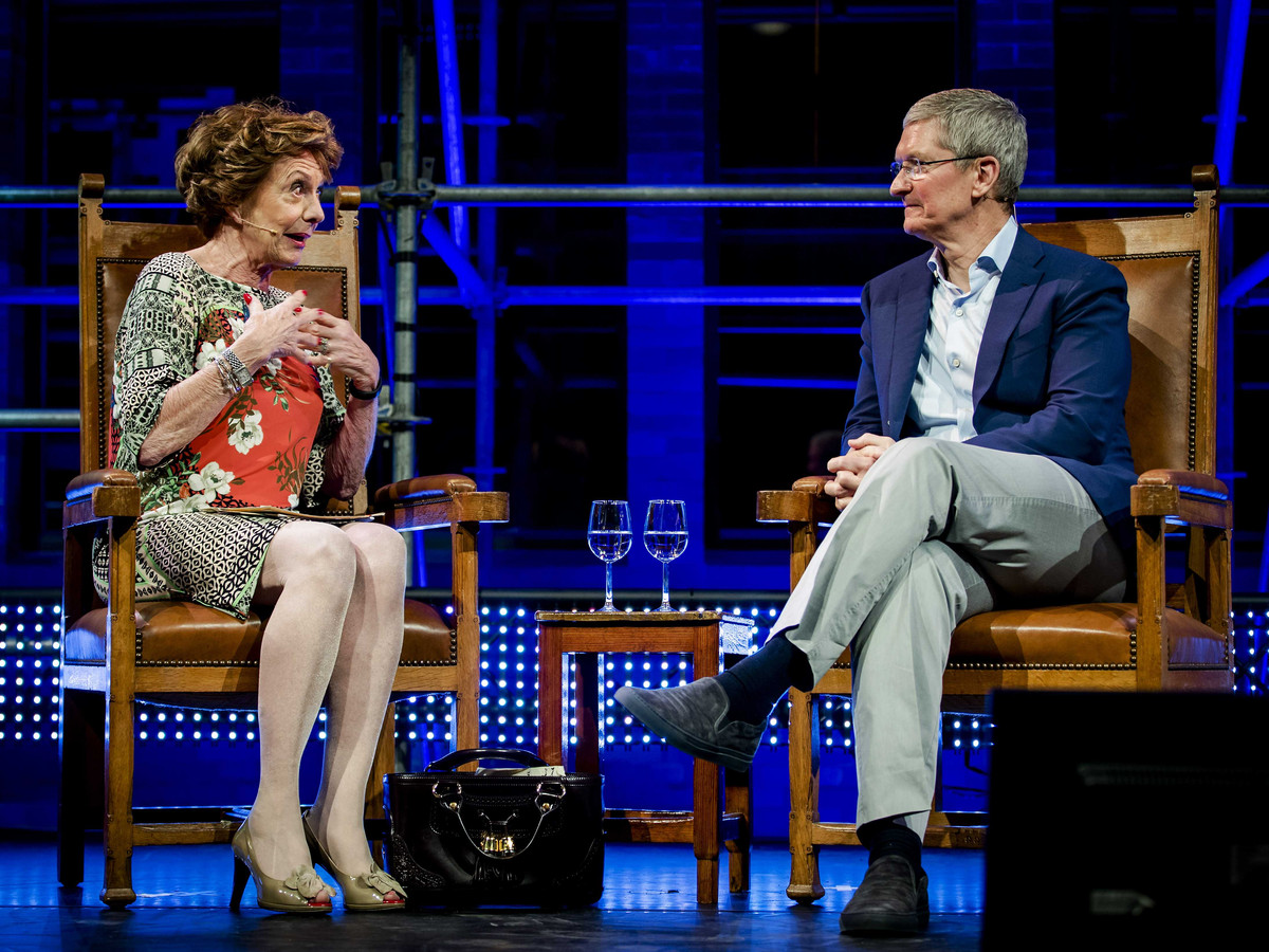 Kroes vorig jaar mei op het StartupFest in Amsterdam met Apple-baas Tim Cook.