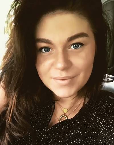 Hoogzwangere Roxeanne naakt in 3D en de melkflessen van Carice