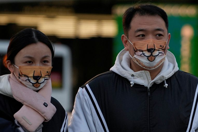 Inwoners van Shanghai dragen mondkapjes , 6 december 2022.  Beeld Reuters