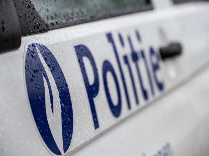 Vrouw naar ziekenhuis nadat ze twee auto’s aanrijdt