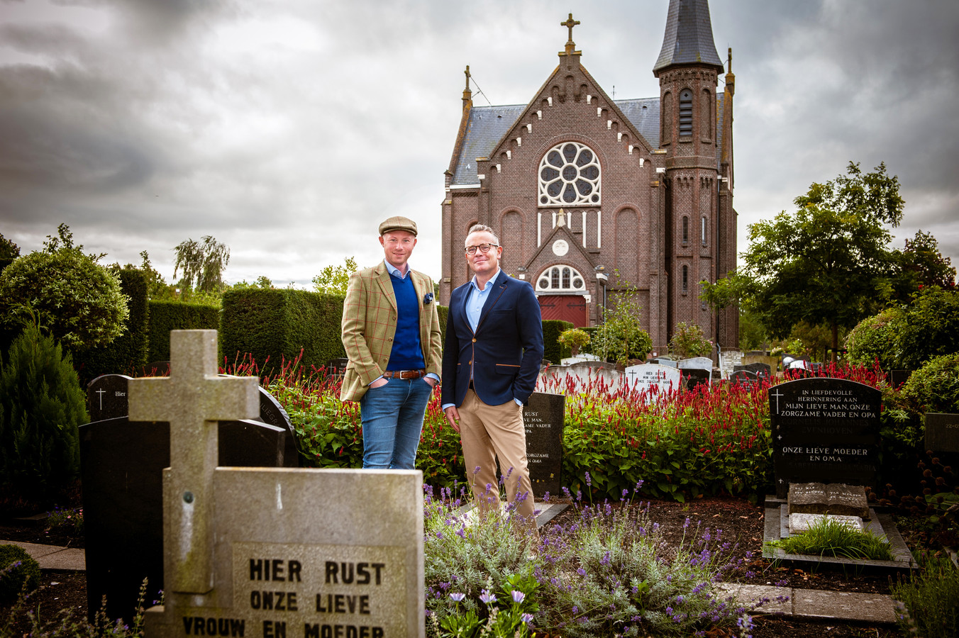 Bennie Slagter (links) met zijn partner Dennis Keur op de begraafplaats.