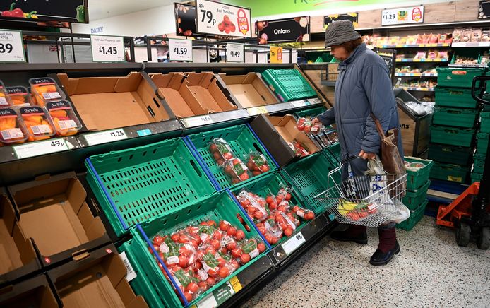 Lege groenteschappen in de Britse supermarkten.