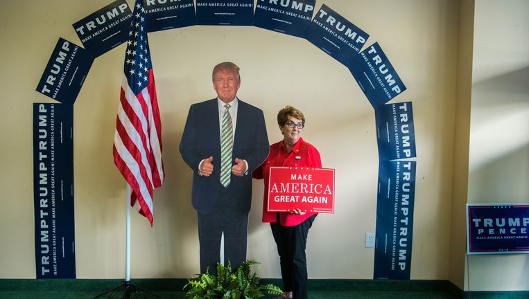 Campagnevoerster Teri Castro naast een bordkartonnen Trump. Beeld Rene Clement 