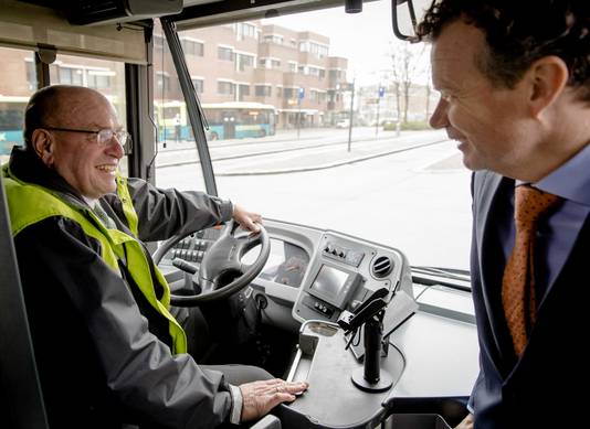 Voormalig staatssecretaris Fred Teeven is sinds kort parttime buschauffeur bij Connexxion.