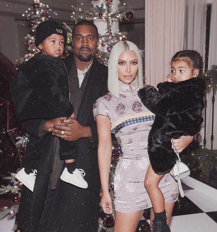 Kim en Kanye met hun kinderen Saint en North.