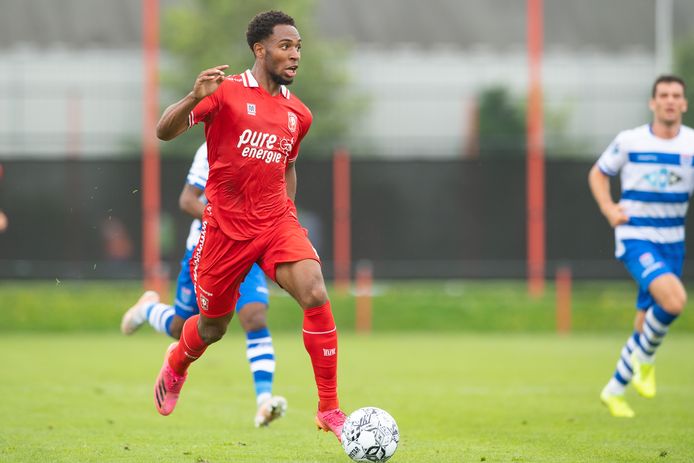 Denilho Cleonise in actie in het oefenduel tegen PEC Zwolle.