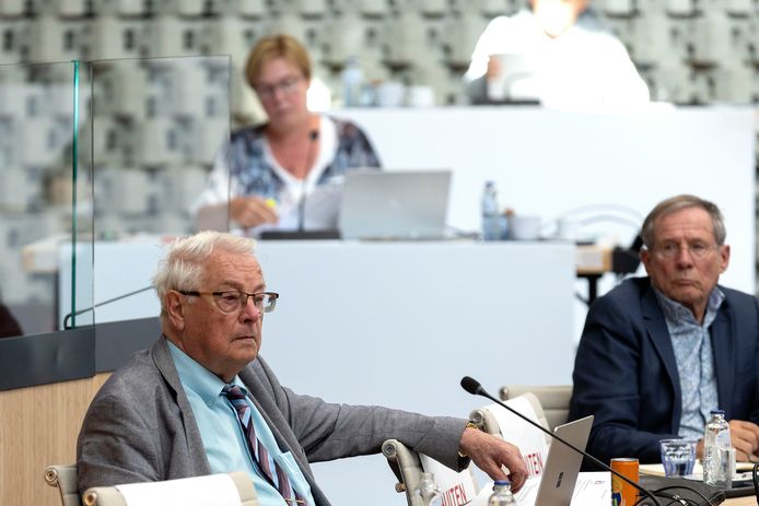 Fractievoorzitter Dré Rennenberg (l) van Ouderen Appèl Eindhoven tijdens de vergadering van de Eindhovense gemeenteraad in september. Rechts van hem OAE-raadslid Henri de Leeuw