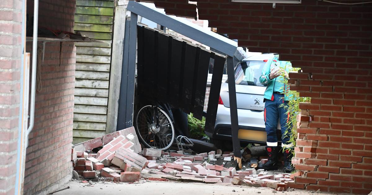 Bestuurster rijdt dwars door muur van garagebox in Oost-souburg
