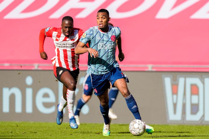 Ajacied Ryan Gravenberch wordt achtervolgd door PSV'er Jordan Teze tijdens PSV - Ajax van vorig seizoen (1-1). Toen ook in een leeg stadion.