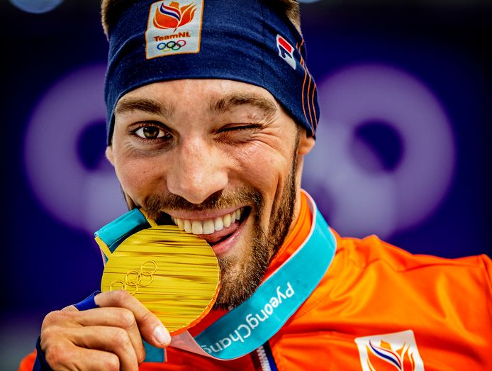 handelsmerk; Knipoog en bijtend op zijn tweede gouden medaille na de winst op de 1000 meter Foto ; Pim Ras