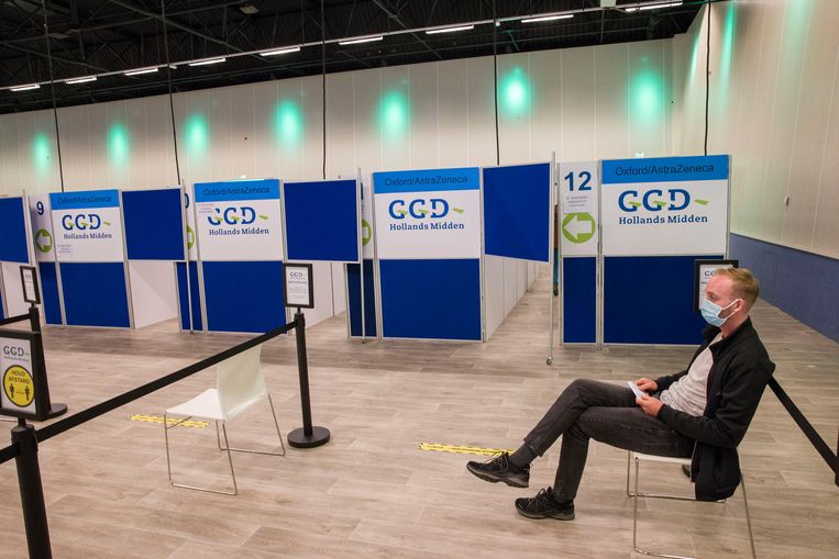 Een vaccinatielocatie in Leiden. Beeld Arie Kievit