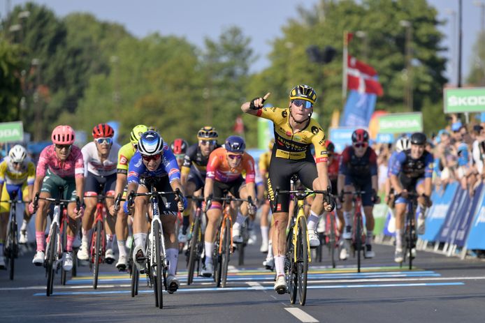 Olav Kooij blijft Jasper Philipsen voor in de eerste etappe van de Ronde van Denemarken.