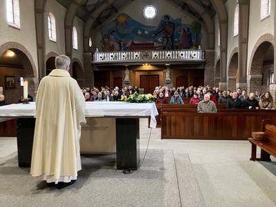 Weggepinkte traantjes bij laatste mis in Helenaveense kerk, maar vooral ook blijdschap om komst woni