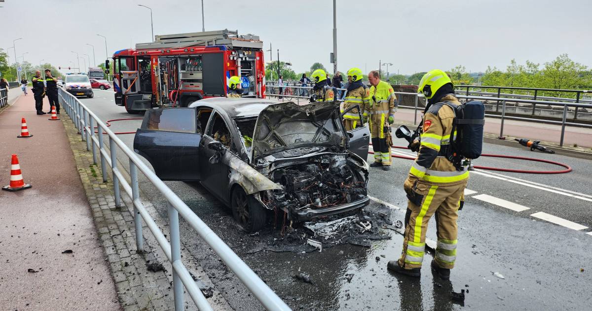 Auto vliegt in de fik na aanrijding; Graafseweg in Nijmegen deels afgesloten.