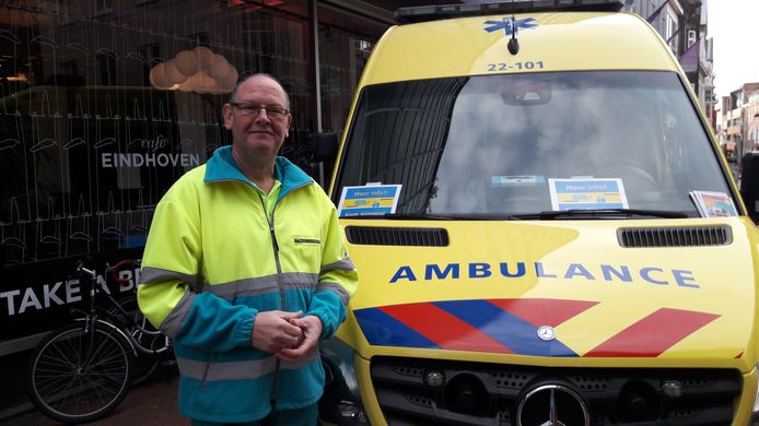 Ambulancechauffeur Rik Willems uit Eindhoven zit dit jaar 25 jaar op de ambulance.  Op de Ik Zorg-markt van Brabantzorg.net werft hij nieuwe collega's.