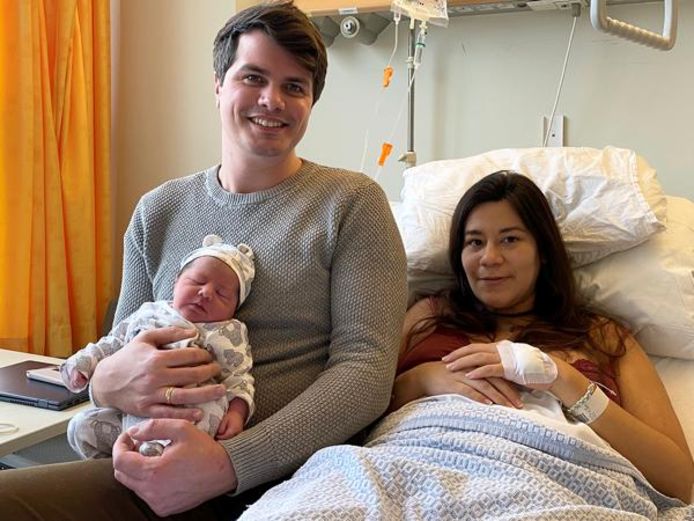 Papa Matthias met baby Emiliano en mama Mayra in het UZ Gent.