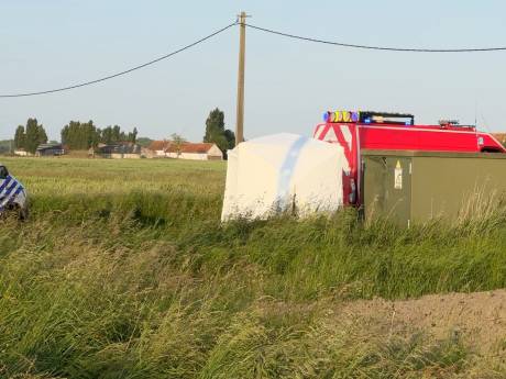 Un jeune homme retrouvé mort à côté de son cyclomoteur: “Toutes les pistes restent ouvertes”