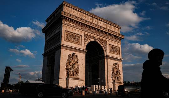 Er zit olie onder de Arc de Triomphe: moeten we die bovenhalen?