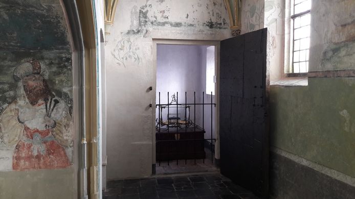 In de veertiende-eeuwse Heilige Grafkapel van de Nijmeegse Sint-Stevenskerk is het reliek van de heilige Albertus Magnus te vinden.
